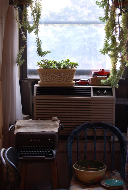 tom hart’s verticale con macchina da scrivere